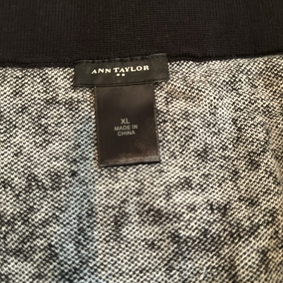 ❤️3/$30 Ann Taylor Black and White Skirt - Picture 7 of 8